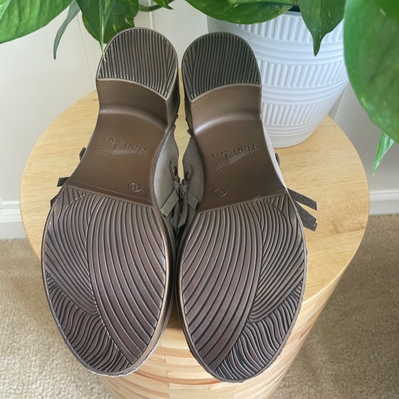 Dansko Deni Studded Fringe Clog Mule in Taupe Milled Nubuck Size 39 - Picture 4 of 4